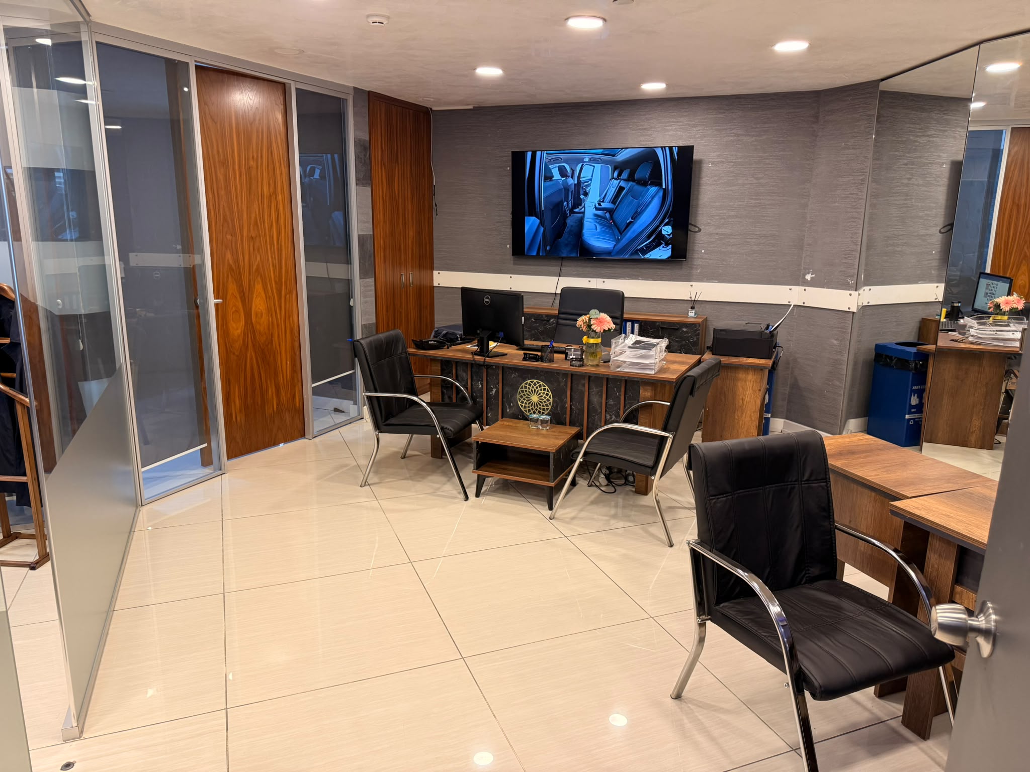 MUCARS showroom iç mekan — karşılama ve danışman alanı, Bakırköy Yeşilköy